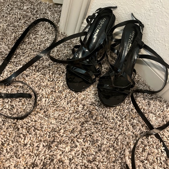 Fashion nova heels that lace around leg - Picture 5 of 7